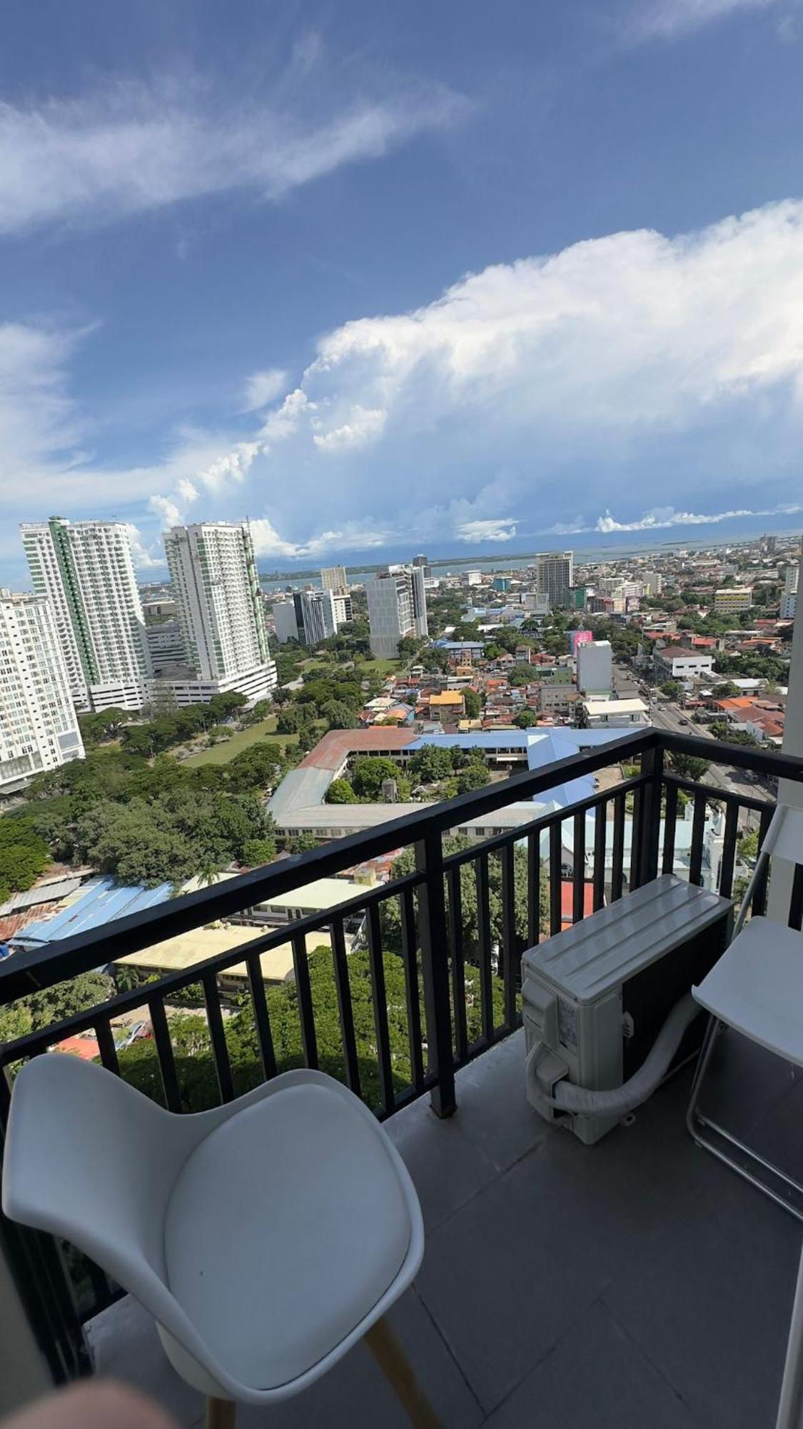 Modern & Comfy Studio - Steps From Ayala Mall, Cebu City Ngoại thất bức ảnh