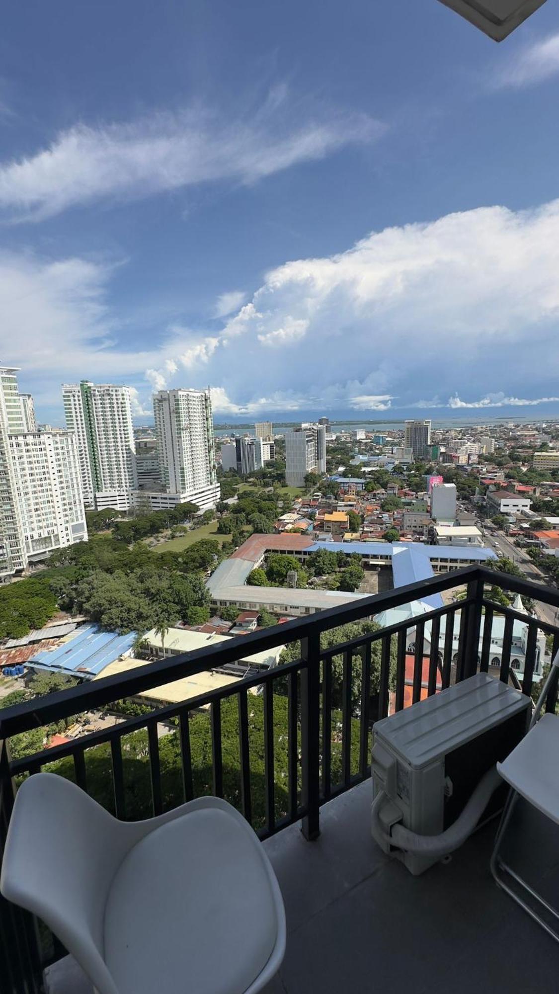 Modern & Comfy Studio - Steps From Ayala Mall, Cebu City Ngoại thất bức ảnh